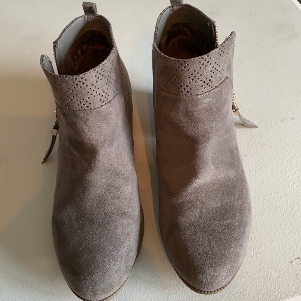 Dr Scholl’s light gray suede booties size 8M